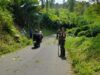 Sinergi Tanpa Batas, Babinsa Sidorejo Bersama Warga Bersihkan Rumput Tebing Demi Keselamatan Penguna Jalan
