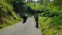 Sinergi Tanpa Batas, Babinsa Sidorejo Bersama Warga Bersihkan Rumput Tebing Demi Keselamatan Penguna Jalan