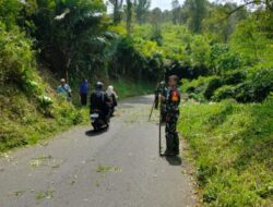 Sinergi Tanpa Batas, Babinsa Sidorejo Bersama Warga Bersihkan Rumput Tebing Demi Keselamatan Penguna Jalan