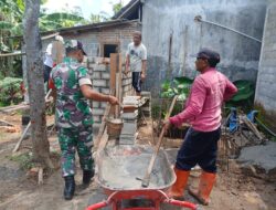 Wujudkan Lingkungan Sehat, Serda Eko Prayitno Bersama Warga Bangun MCK Untuk Keluarga Bapak Saiful