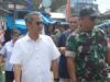 Tumbuhkan Rasa Nasionalisme, Bupati Nias Bagikan Bendera Merah Putih Kepada Masyarakat