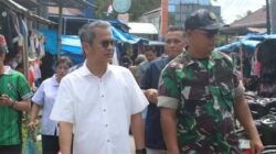 Tumbuhkan Rasa Nasionalisme, Bupati Nias Bagikan Bendera Merah Putih Kepada Masyarakat