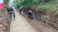 Ciptakan Lingkungan Bersih dan Sehat, Serda Suhartono Bersama Warga Banggle Gelar Kerja Bakti
