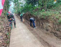 Ciptakan Lingkungan Bersih dan Sehat, Serda Suhartono Bersama Warga Banggle Gelar Kerja Bakti