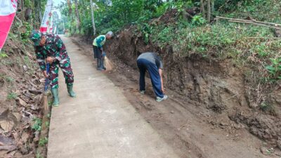 Ciptakan Lingkungan Bersih dan Sehat, Serda Suhartono Bersama Warga Banggle Gelar Kerja Bakti