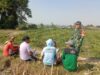 Perkuat Swasembada Pangan, Serda Fiyan Setyadi Gelar Komsos Bersama Poktan Sumber Makmur