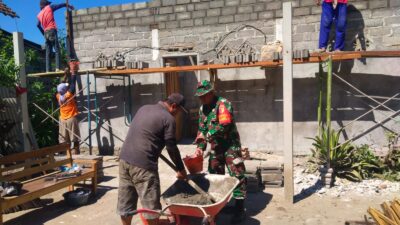 Wujud Kepedulian TNI, Babinsa Koramil Udanawu Renovasi Rumah Tak Layak Huni Milik Warga Sumbersari