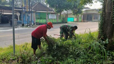 Wujudkan Lingkungan Sehat, Babinsa Sumberdiren Ajak Warga Garum Gotong Royong Jumat Bersih 11 IMG 20260911 WA0024