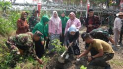 Peringati HUT TNI Ke 81, Sinergi TNI-Polri Dan Masyarakat Kota Blitar Gelar Aksi Tanam Pohon Di Bantaran Sungai Karplos