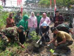 Peringati HUT TNI Ke 81, Sinergi TNI-Polri Dan Masyarakat Kota Blitar Gelar Aksi Tanam Pohon Di Bantaran Sungai Karplos