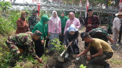 Peringati HUT TNI Ke 81, Sinergi TNI-Polri Dan Masyarakat Kota Blitar Gelar Aksi Tanam Pohon Di Bantaran Sungai Karplos