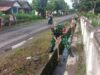 Wujud Kepedulian Lingkungan, Babinsa Koramil Udanawu Bersama Warga Gelar Karya Bakti Saluran Irigasi