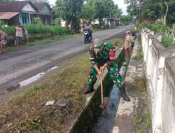 Wujud Kepedulian Lingkungan, Babinsa Koramil Udanawu Bersama Warga Gelar Karya Bakti Saluran Irigasi