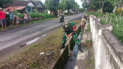 Wujud Kepedulian Lingkungan, Babinsa Koramil Udanawu Bersama Warga Gelar Karya Bakti Saluran Irigasi