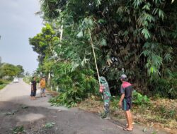 Babinsa Koramil Gandusari Bersama Warga Gotong Royong Bersihkan Lingkungan Demi Keselamatan Bersama