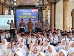 Jadi Pembina Upacara di 11 SMP, Satlantas Polres Kediri Kota Tekankan Larangan Pelajar Berkendara di Bawah Umur