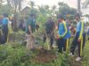 Babinsa Koramil Bakung Bersama Siswa Siswi SMKN 1 Blitar Tanam Pohon Di Monumen Trisula Melalui Program “Bersatu Dengan Alam”