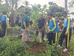 Babinsa Koramil Bakung Bersama Siswa Siswi SMKN 1 Blitar Tanam Pohon Di Monumen Trisula Melalui Program “Bersatu Dengan Alam”