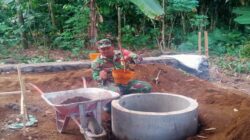 Wujud Kepedulian Lingkungan, Babinsa Sukosewu Dampingi Pemasangan Septic Tank Rumah Warga