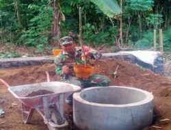 Wujud Kepedulian Lingkungan, Babinsa Sukosewu Dampingi Pemasangan Septic Tank Rumah Warga
