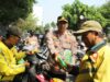 Polwan Polres Kediri Kota Tunjukkan Sisi Humanis, Bagikan Snack dan Air Mineral kepada Peserta Aksi GARDA