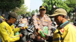 Polwan Polres Kediri Kota Tunjukkan Sisi Humanis, Bagikan Snack dan Air Mineral kepada Peserta Aksi GARDA