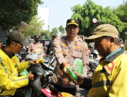 Polwan Polres Kediri Kota Tunjukkan Sisi Humanis, Bagikan Snack dan Air Mineral kepada Peserta Aksi GARDA