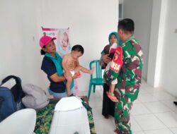 Inovasi Tekan Stunting, Babinsa Posramil Kepanjenkidul Dampingi Terapi Renang Balita Di Posyandu Sartika II