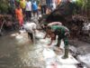 Wujud Nyata Ketahanan Pangan, Babinsa Kelurahan Tanggung Bersama Petani Gotong Royong Perbaiki Saluran Irigasi