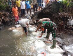 Wujud Nyata Ketahanan Pangan, Babinsa Kelurahan Tanggung Bersama Petani Gotong Royong Perbaiki Saluran Irigasi