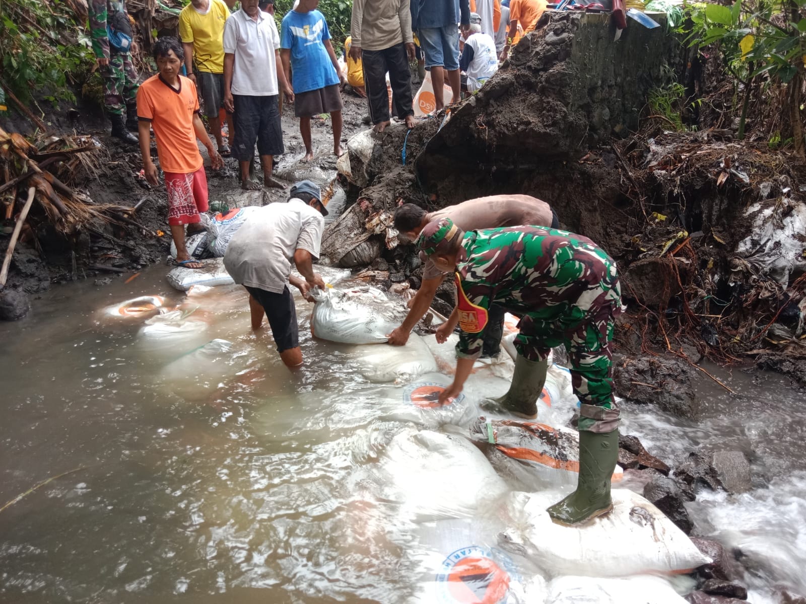Wujud Nyata Ketahanan Pangan, Babinsa Kelurahan Tanggung Bersama Petani Gotong Royong Perbaiki Saluran Irigasi 1 IMG 20261004 WA0033