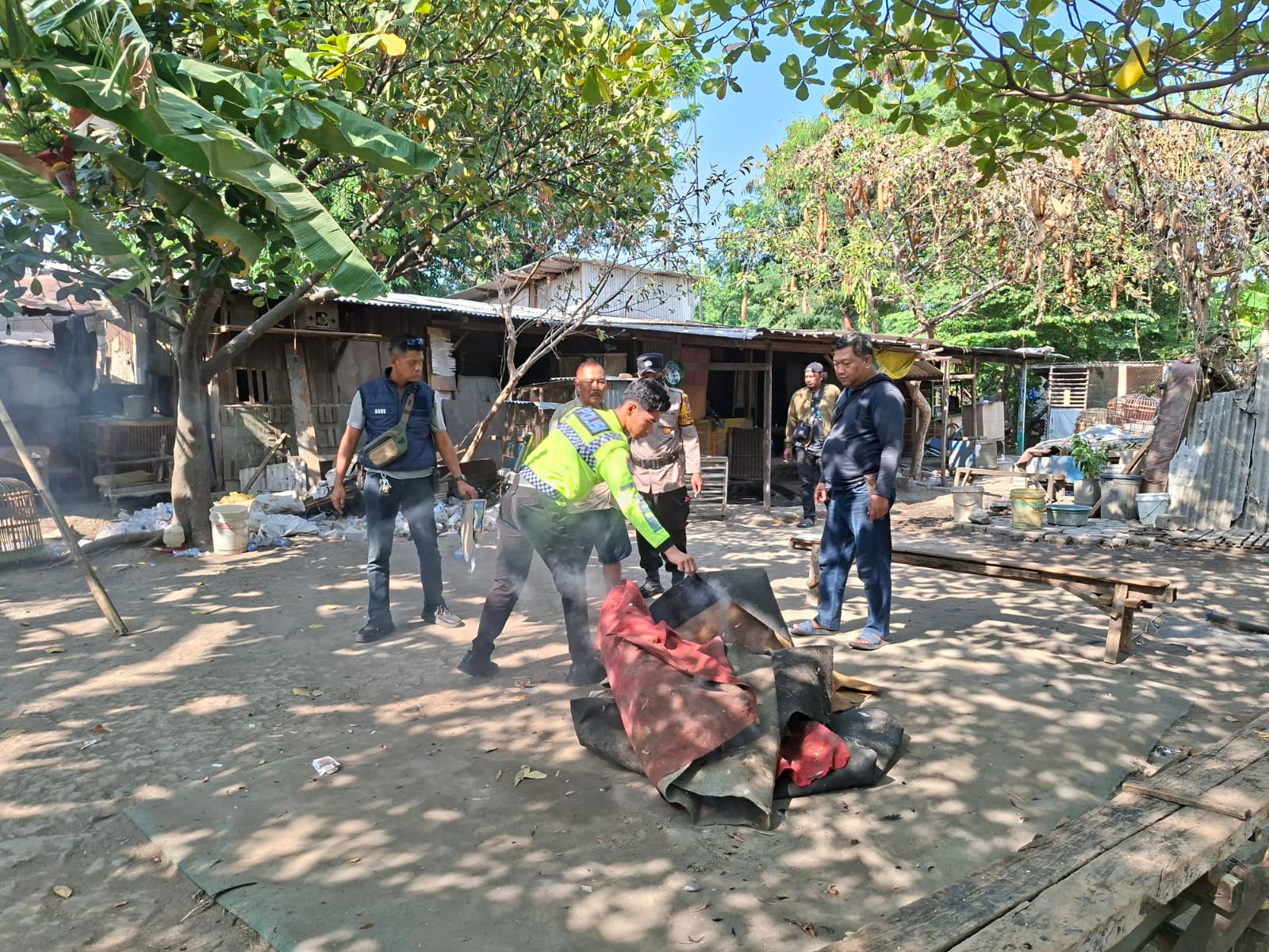 Polsek Waru Bongkar Arena Sabung Ayam di Bungurasih Utara 1 IMG 20261005 WA0098