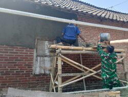 Wujud Kepedulian Sosial, Babinsa Desa Gogodeso Bantu Pembangunan RTLH Milik Warga
