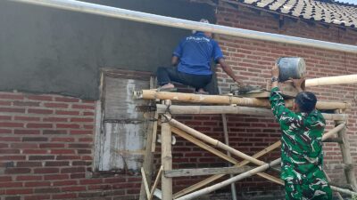 Wujud Kepedulian Sosial, Babinsa Desa Gogodeso Bantu Pembangunan RTLH Milik Warga