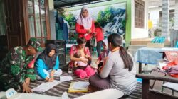 Wujud Dukungan Kesehatan, Babinsa Dan Bidan Desa Dampingi Posyandu ILP Di Ngaringan Blitar