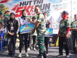 Semarakkan HUT TNI Ke-81, Koramil 0808/03 Kanigoro Gelar Fun Run 5K Bersama Masyarakat