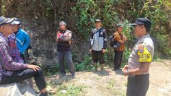 Respon Cepat Isu Pembendungan Sungai Bruno, Bhabinkamtibmas Polsek Semen Hadir Klarifikasi dan Cari Solusi