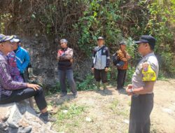 Respon Cepat Isu Pembendungan Sungai Bruno, Bhabinkamtibmas Polsek Semen Hadir Klarifikasi dan Cari Solusi