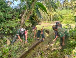 Wujud Kemanunggalan TNI Dan Rakyat, Babinsa Kedungbanteng Bersama Warga Gotong Royong Bersihkan Irigasi Sawah