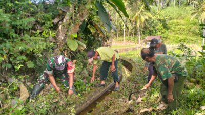 Wujud Kemanunggalan TNI Dan Rakyat, Babinsa Kedungbanteng Bersama Warga Gotong Royong Bersihkan Irigasi Sawah